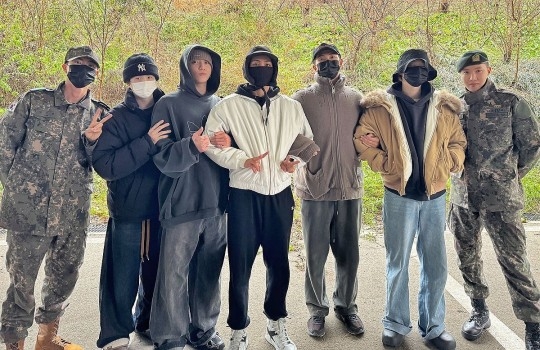 지난달 11일 육군 현역으로 입대한 그룹 방탄소년단(BTS)의 RM과 뷔를 배웅하러 나온 멤버들. X(트위터) 캡처