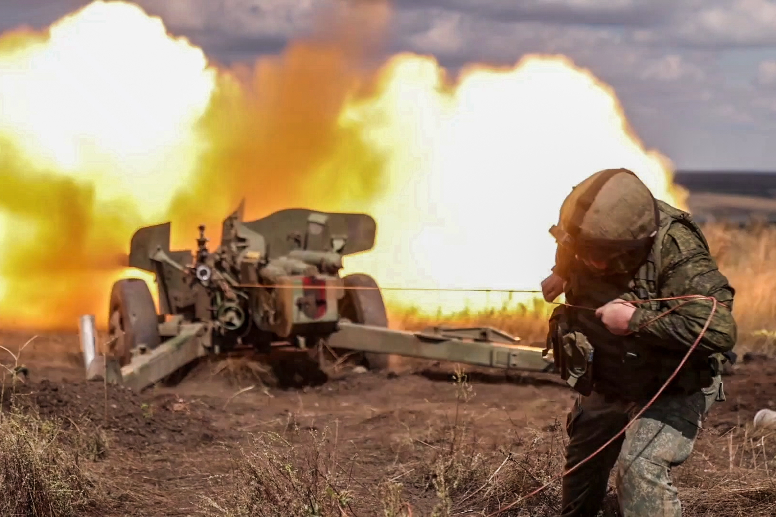 12일(현지시간) 러시아군 병사가 도네츠크 전선에서 MT-12 대전차포를발사하고 있다. 2023.12.12 러시아 국방부