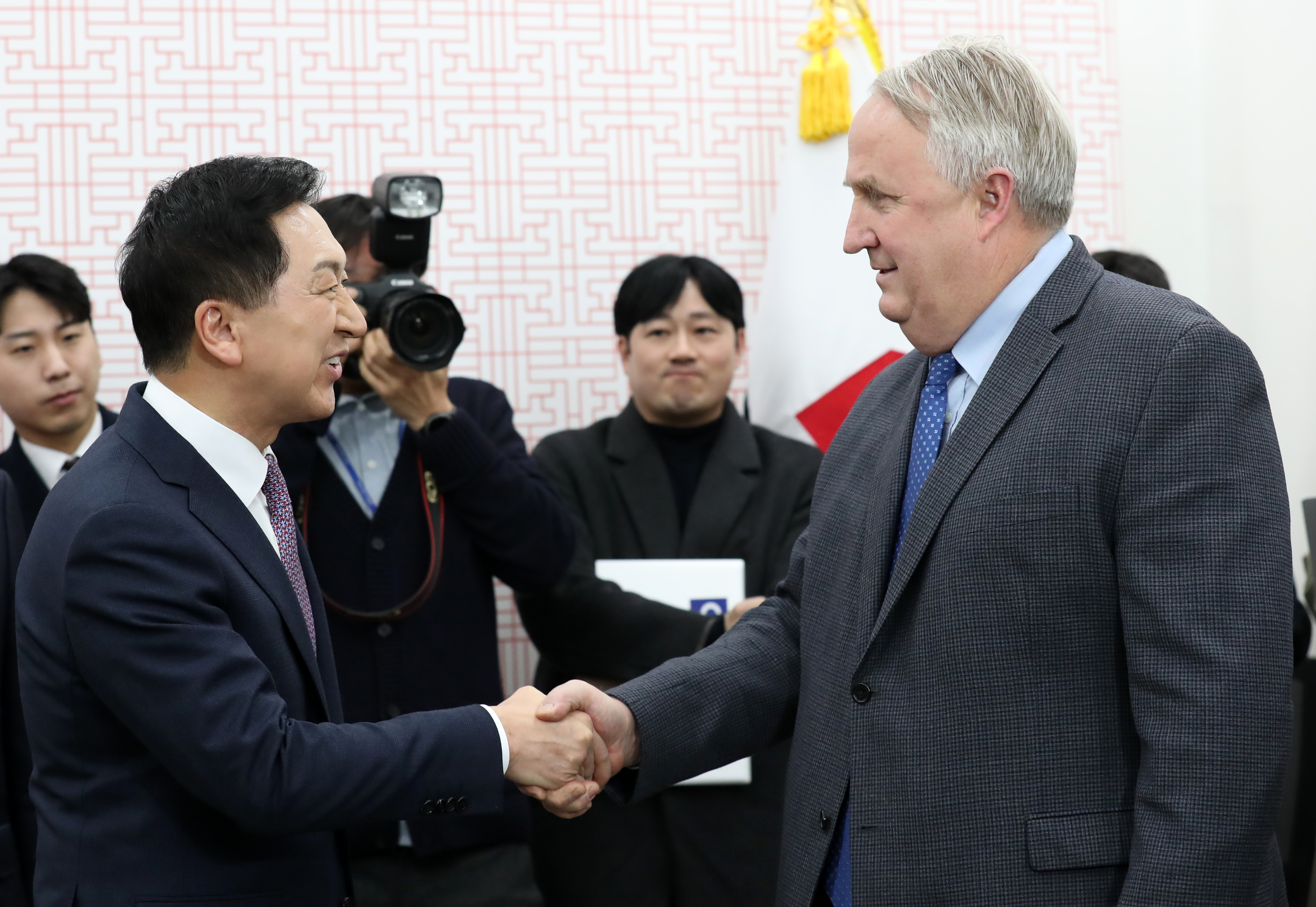 김기현(왼쪽) 전 국민의힘 대표와 인요한 전 혁신위원장이 지난 6일 국회 당 대표실에서 악수를 하고 있다. 연합뉴스