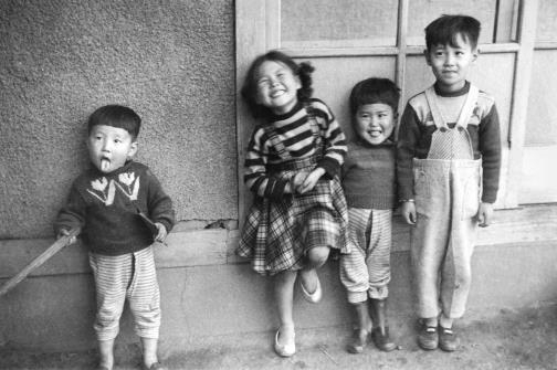 한국전쟁 당시 종군기자이자 다큐멘터리 사진작가로 활약한 임인식 작가가 서울 종로구 가회동 골목에 나온 아이들을 찍은 사진. 서울시 제공