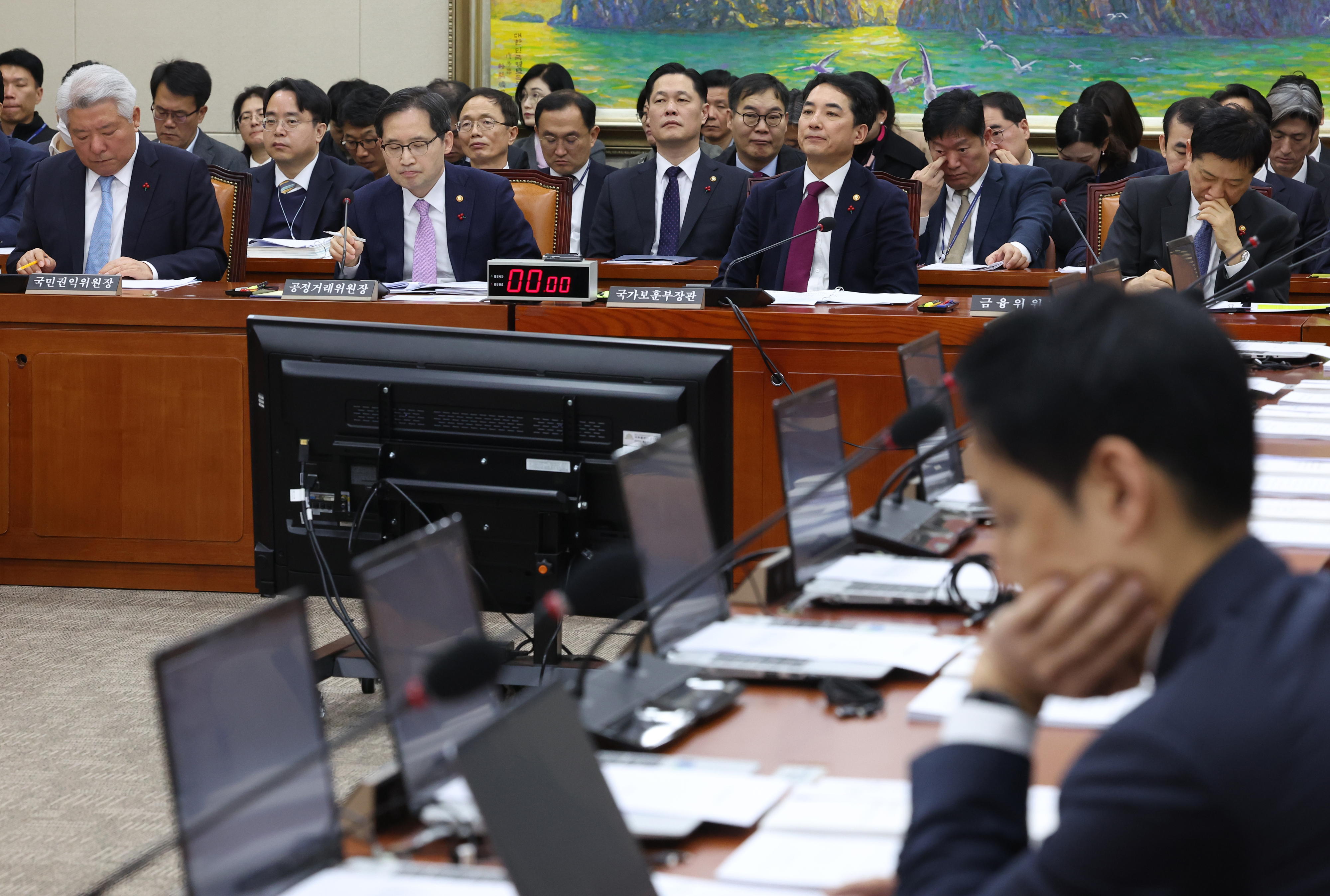 박민식 국가보훈부 장관 등이 14일 국회에서 열린 정무위원회 전체회의에서 자료를 보고 있다. 2023.12.14/뉴스1