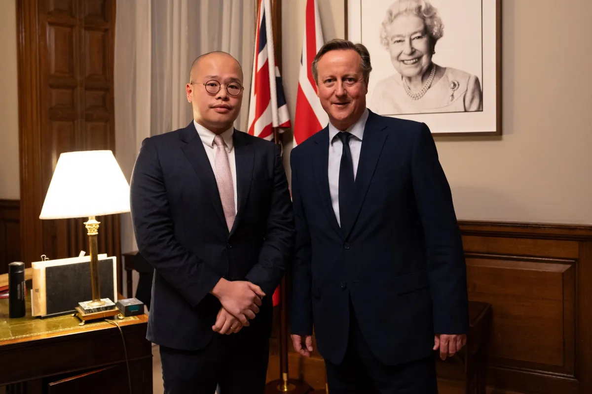 홍콩 의류브랜드 지오다노 창업자이자 빈과일보 발행인 지미 라이의 아들(왼쪽)과 데이비드 캐머런 영국 외무장관. 플리커 캡처
