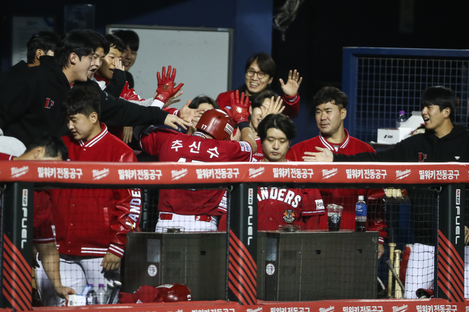 SSG 랜더스 추신수가 지난 10월 16일 서울 잠실야구장에서 열린 두산 베어스와의 경기에서 득점하고 동료들과 기쁨을 나누고 있다. 뉴스1