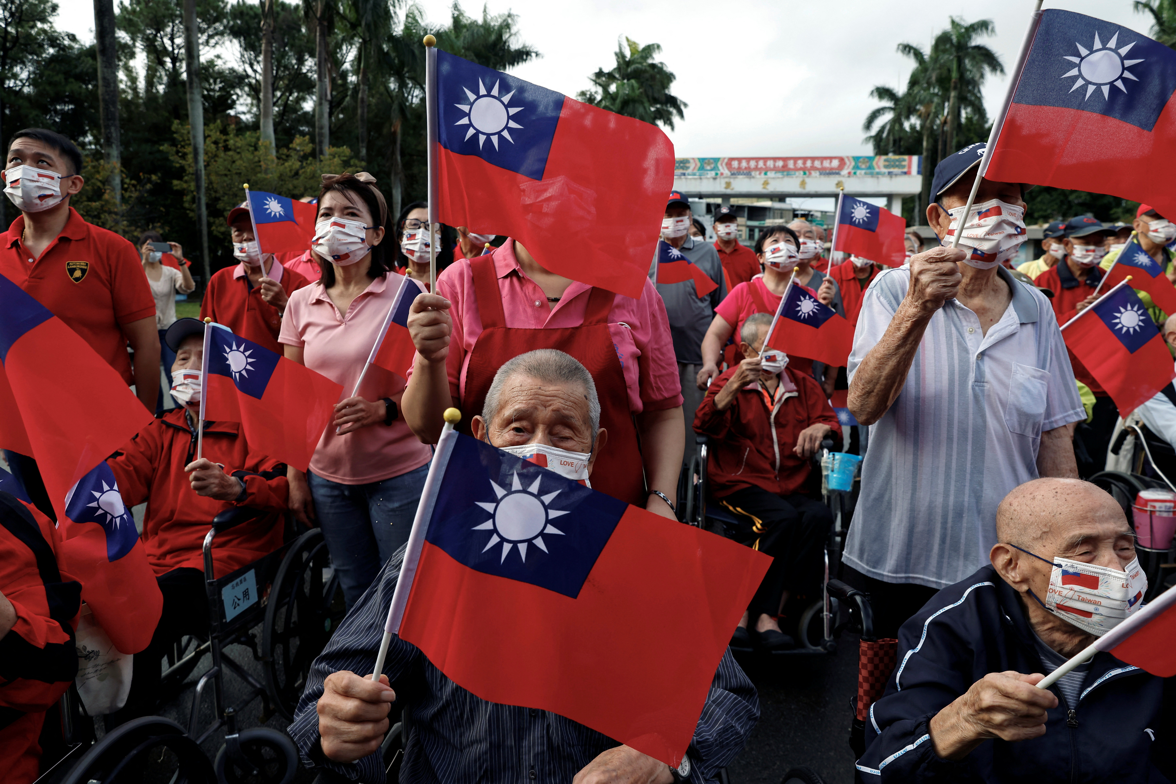 70여년 전 중국 공산당과의 전쟁에서 참여했던 대만의 퇴역군인들이 10일 건국일을 맞아 대만 국기를 흔들고 있다. 내년 1월 13일 대만 대선을 앞두고 미국과 중국의 갈등 양상이 심화하고 있다. 타오위안 로이터 연합뉴스
