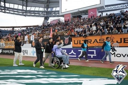 은퇴식에서 팬들에게 인사하는 제주 유연수 선수. 한국프로축구연맹 제공