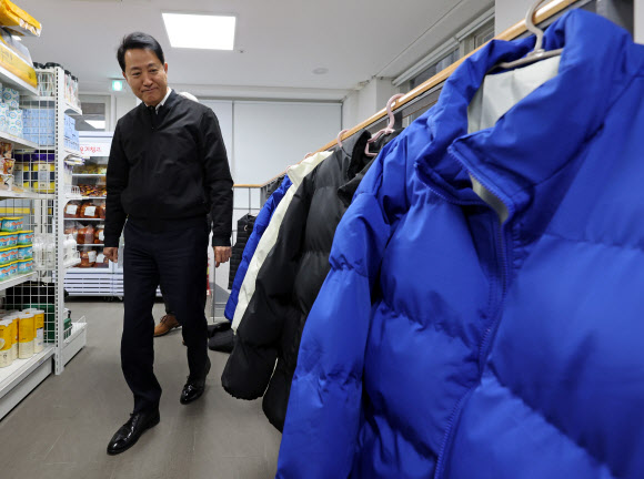 오세훈 서울시장이 14일 오전 서울 종로구 돈의동 쪽방상담소 온기창고에서 방한용품을 둘러보고 있다. 2023.12.14 연합뉴스