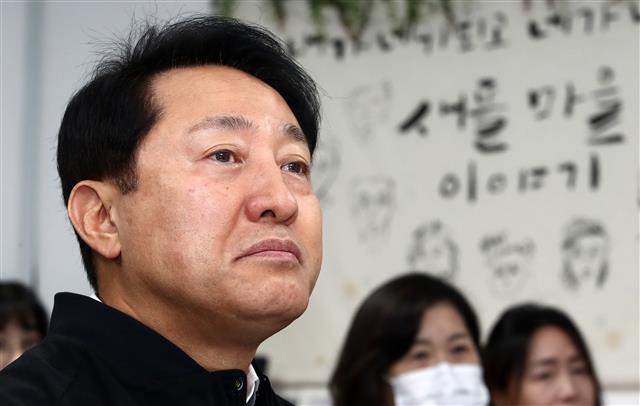 오세훈 서울시장이 14일 오전 서울 종로구 돈의동 쪽방상담소에서 열린 쪽방주민 무료치과진료사업 ‘우리동네 구강관리센터’ 1주년 성과보고회에서 주민의 진료후기를 들으며 눈물을 흘리고 있다.  2023.12.14. 뉴스1