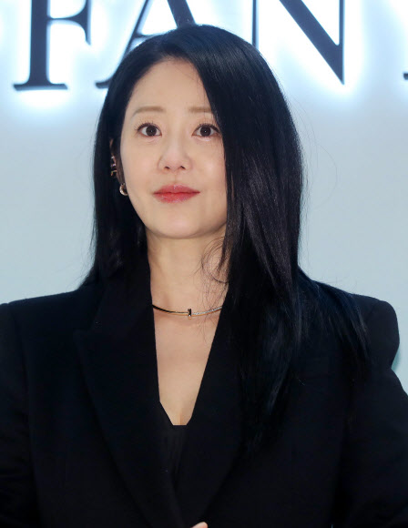 배우 고현정이 14일 오후 서울 송파구 에비뉴엘 잠실점에서 열린 티파니 하우스 오브 아이콘(Tiffany House of Icons) 팝업 스토어 오픈 행사에서 포즈를 취하고 있다. 2023.12.14.  뉴시스