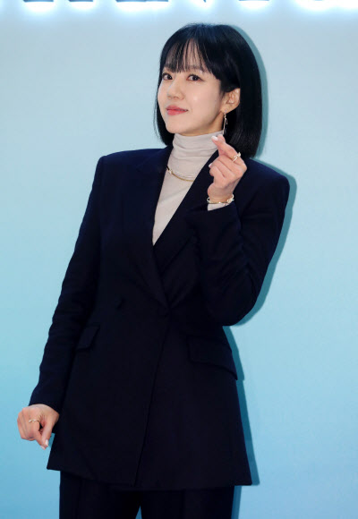 배우 임수정이 14일 오후 서울 송파구 에비뉴엘 잠실점에서 열린 티파니 하우스 오브 아이콘(Tiffany House of Icons) 팝업 스토어 오픈 행사에서 포즈를 취하고 있다. 2023.12.14. 뉴시스