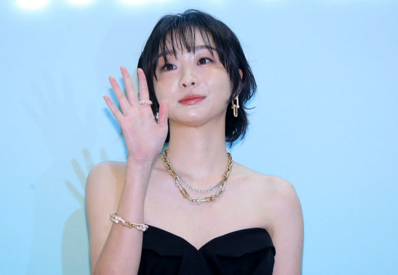 배우 김다미가 14일 오후 서울 송파구 에비뉴엘 잠실점에서 열린 티파니 하우스 오브 아이콘(Tiffany House of Icons) 팝업 스토어 오픈 행사에서 포즈를 취하고 있다. 2023.12.14. 뉴시스