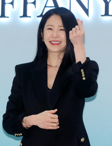배우 고현정이 14일 오후 서울 송파구 에비뉴엘 잠실점에서 열린 티파니 하우스 오브 아이콘(Tiffany House of Icons) 팝업 스토어 오픈 행사에서 포즈를 취하고 있다. 2023.12.14. 뉴시스