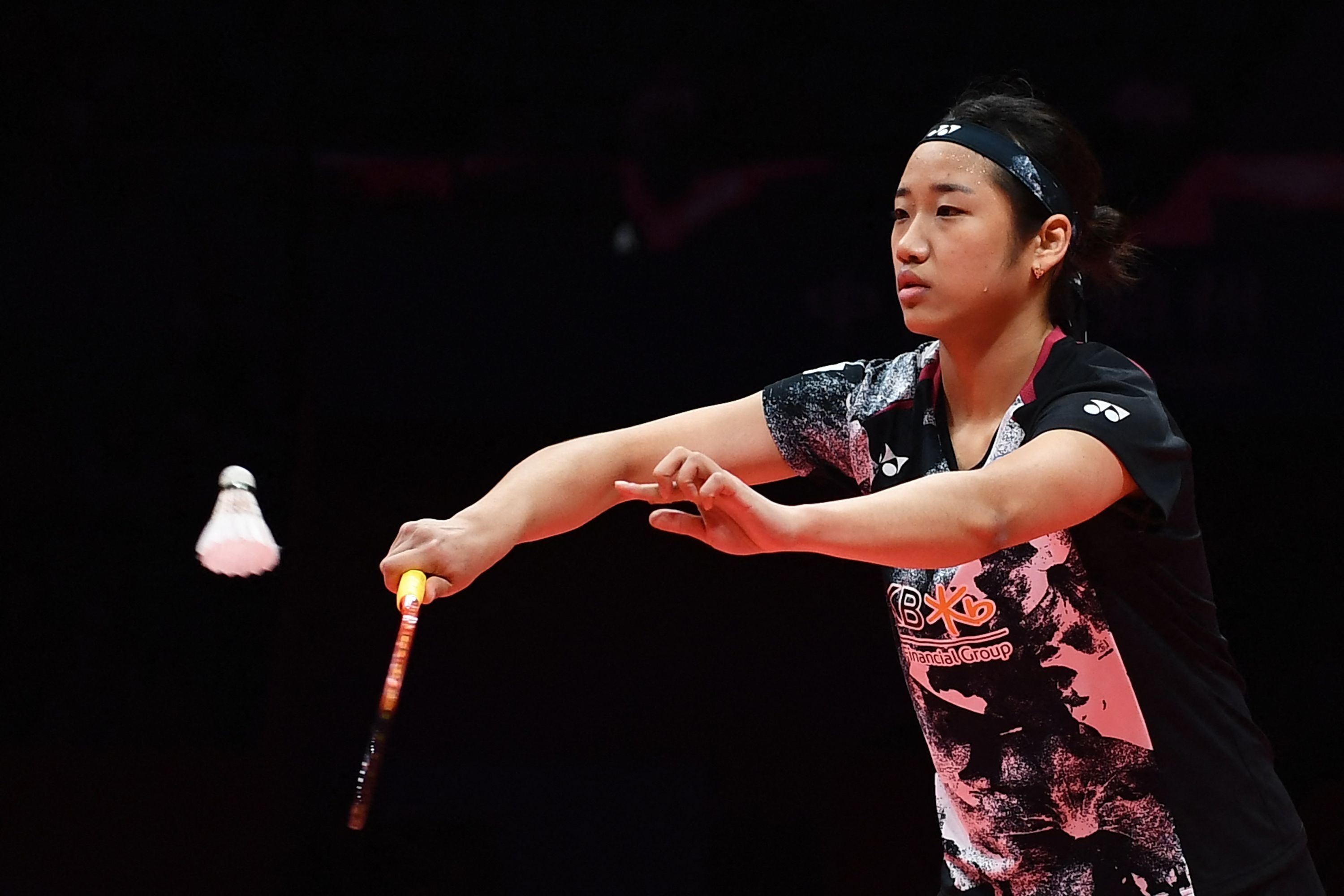 2023 BWF 월드투어 파이널 1차전에서 김가은과 경기 중인 안세영. AFP 연합뉴스