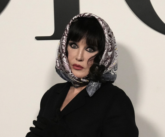 프랑스 국민 여배우 이자벨 아자니가 지난해 3월 열린 파리 패션위크 중 디올 패션쇼에 참석해 포즈를 취하고 있다. AP/뉴시스