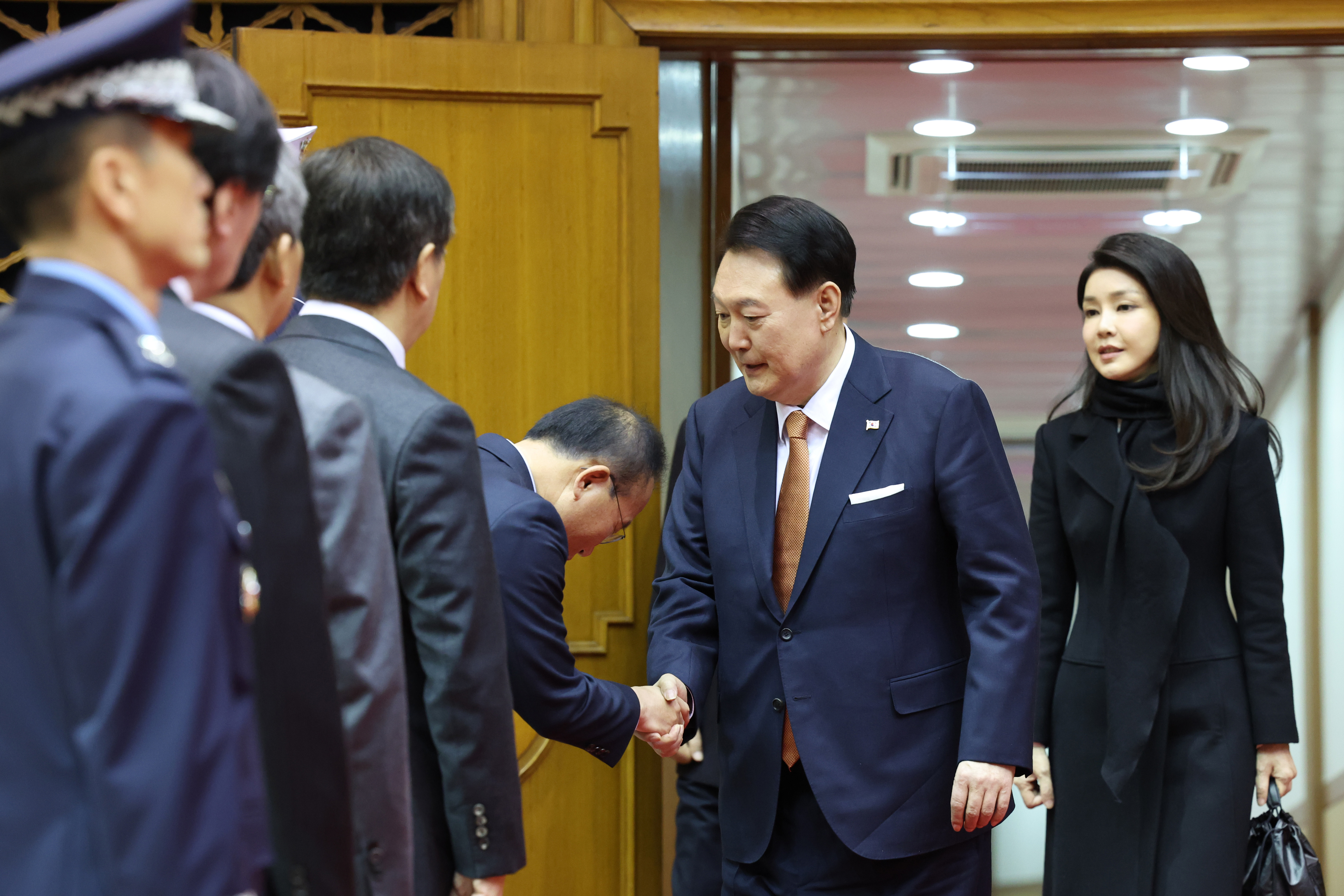 네덜란드 국빈 방문 일정을 마치고 귀국한 윤석열 대통령이 15일 성남 서울공항 2층 실내행사장에서 마중 나온 국민의힘 윤재옥 원내대표 등과 인사하고 있다. 연합뉴스