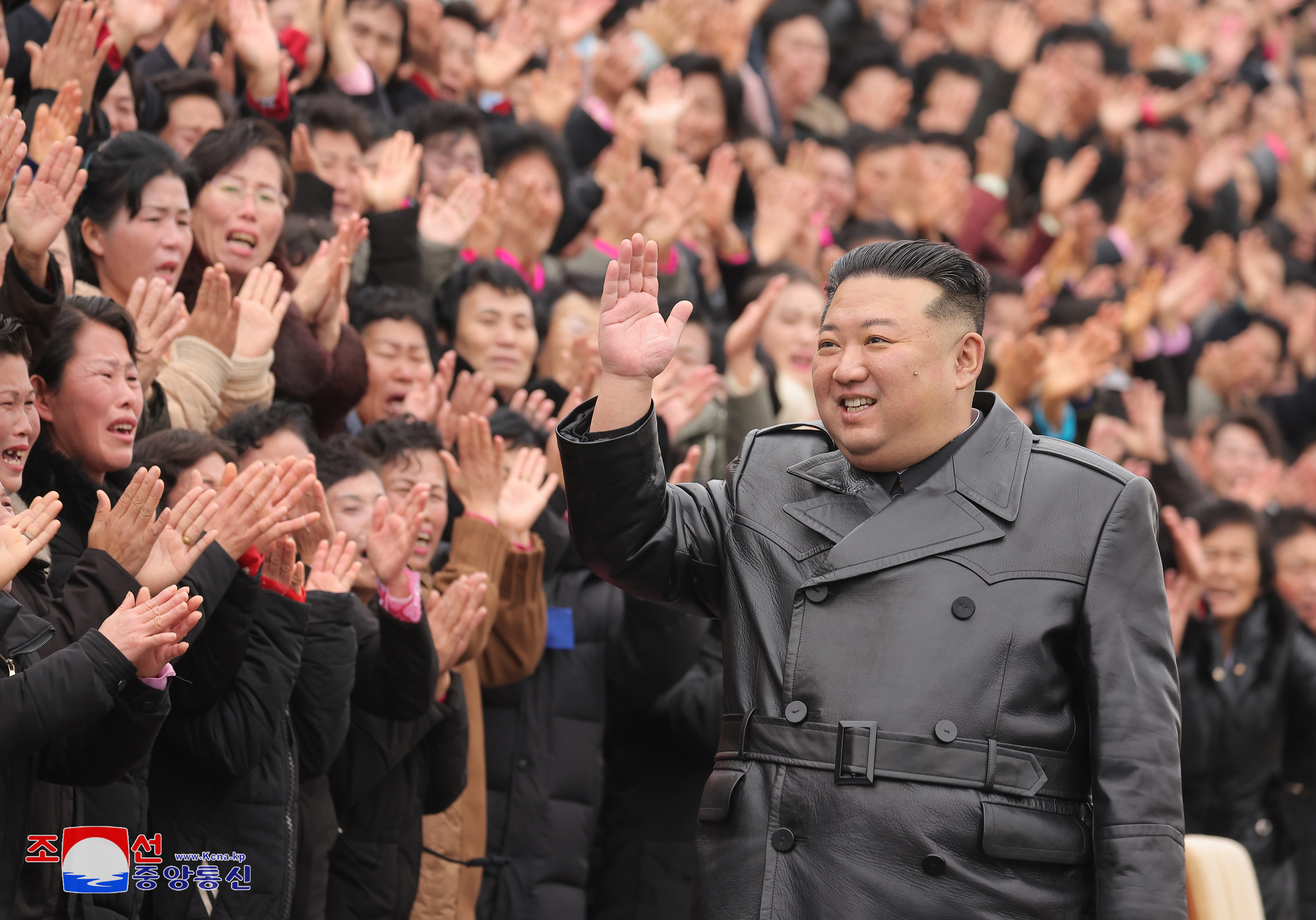 북한 김정은, 전국어머니대회 참가자들과 기념사진