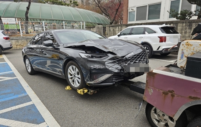 군인 B(21) 상병은 휴가를 나와 여자친구와 술을 마신 뒤 함께 자신의 어머니 명의로 빌린 승용차를 몰고 다니다가 앞서가던 30대 남성의 오토바이를 들이받았다. 사진은 B 상병의 음주운전 차량. 연합뉴스