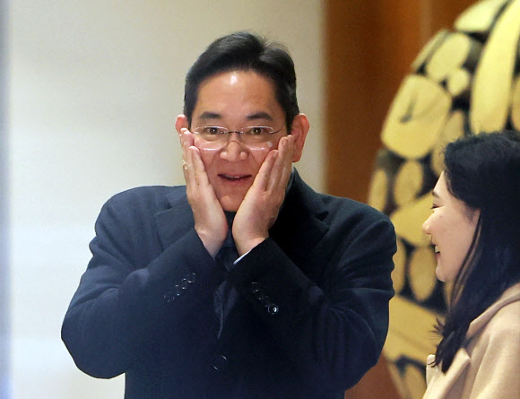 네덜란드를 방문했던 이재용 삼성전자 회장이 15일 오전 서울김포비즈니스항공센터를 통해 귀국하고 있다. 2023.12.15 연합뉴스