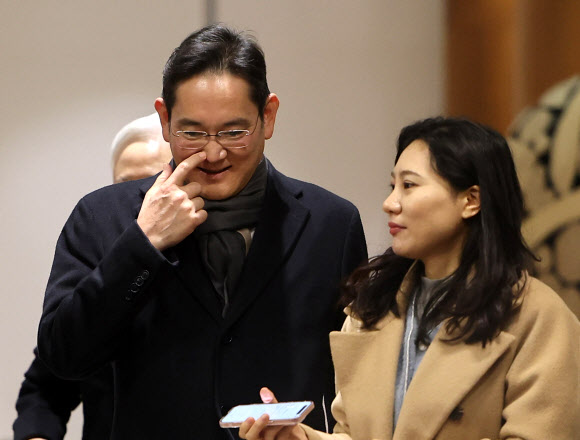 네덜란드를 방문했던 이재용 삼성전자 회장이 15일 오전 서울김포비즈니스항공센터를 통해 귀국하고 있다. 2023.12.15 연합뉴스