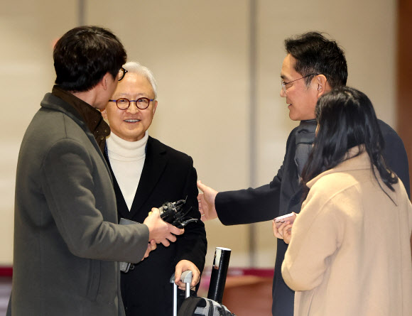 네덜란드를 방문했던 이재용 삼성전자 회장이 15일 오전 서울김포비즈니스항공센터를 통해 귀국하고 있다. 2023.12.15 연합뉴스