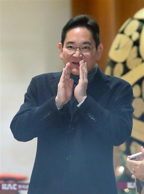 이재용 삼성전자 회장이 윤석열 대통령의 네덜란드 국빈 방문 동행을 마치고 15일 오전 서울 김포공항 비즈니스센터를 통해 귀국하고 있다.2023.12.15. 뉴스1