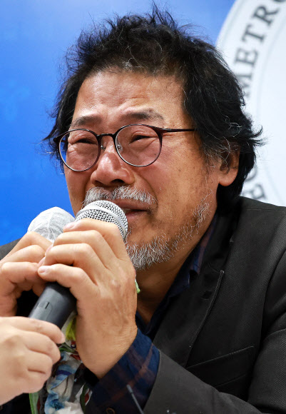 15일 서울시교육청에서 올해 1월 사망한 상명대부속초 기간제 교사의 아버지가 유가족 입장을 밝히며 울먹이고 있다. 서울시교육청 공익제보센터는 이날 유가족과 함께 기자회견을 열고  고인의 사망 관련 조사 결과를 발표했다. 지난 1월 기간제 교사가 극단적 선택을 한 사건을 조사한 결과 학부모의 과도한 민원과 협박, 폭언이 있었던 것으로 확인됐다. 2023.12.15 연합뉴스