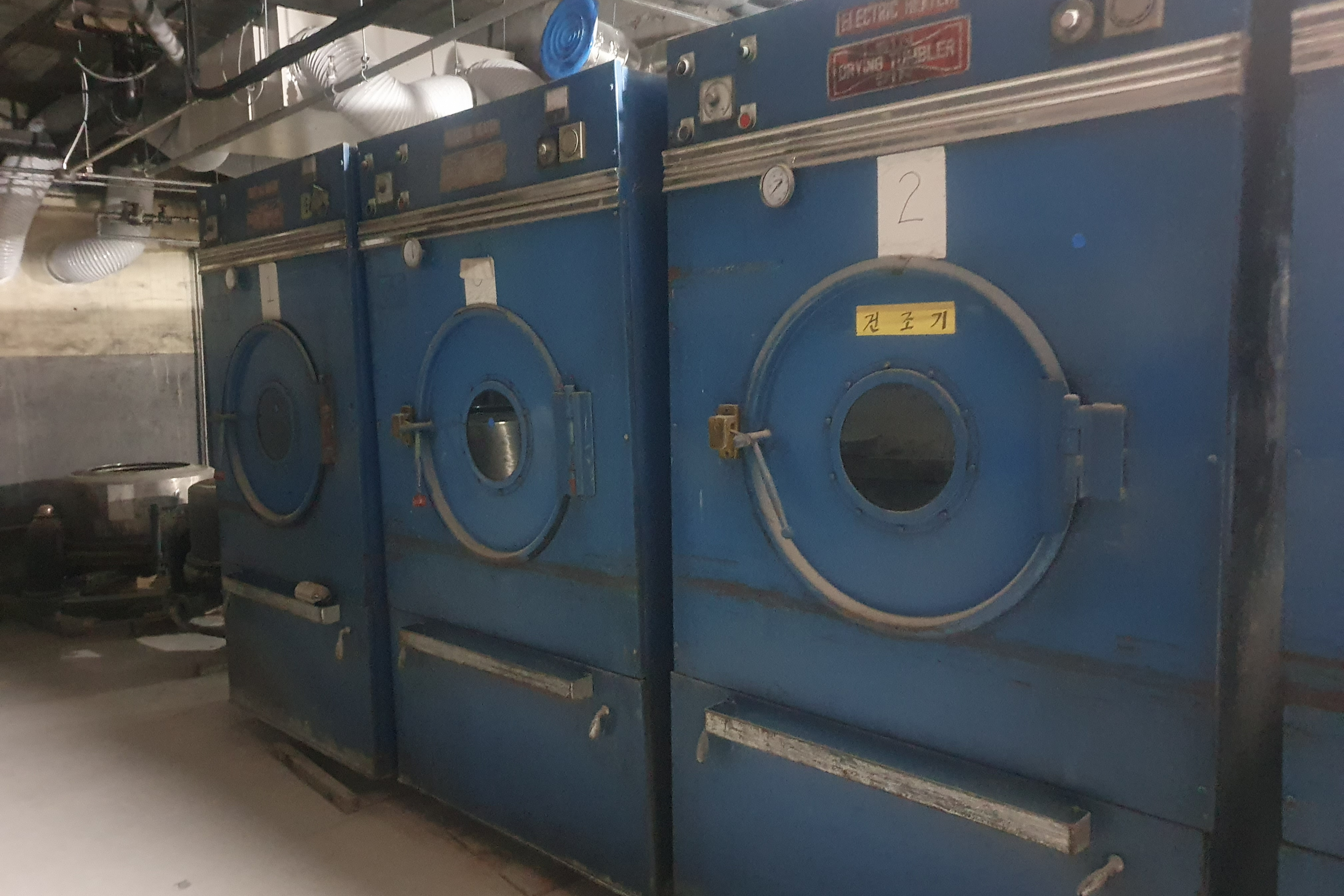 강원 정선군 ‘탄광문화공원’(가칭)에 보존되는 과거 광부들의 옷을 빨래하던 세탁실의 건조기들. 이정수 기자