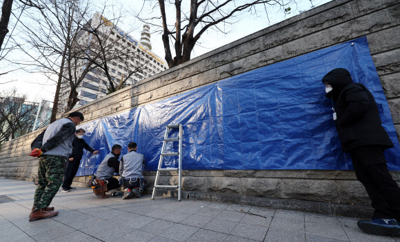 서울경찰청 담벼락에도 ‘영화공짜’ 낙서