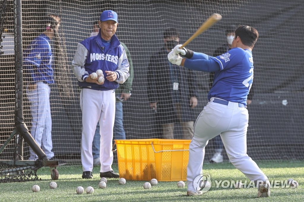 ‘최강야구’의 최강몬스터즈를 이끄는 국내 최고령 야구 감독인 김성근 감독이 선수의 훈련을 돕고 있다.