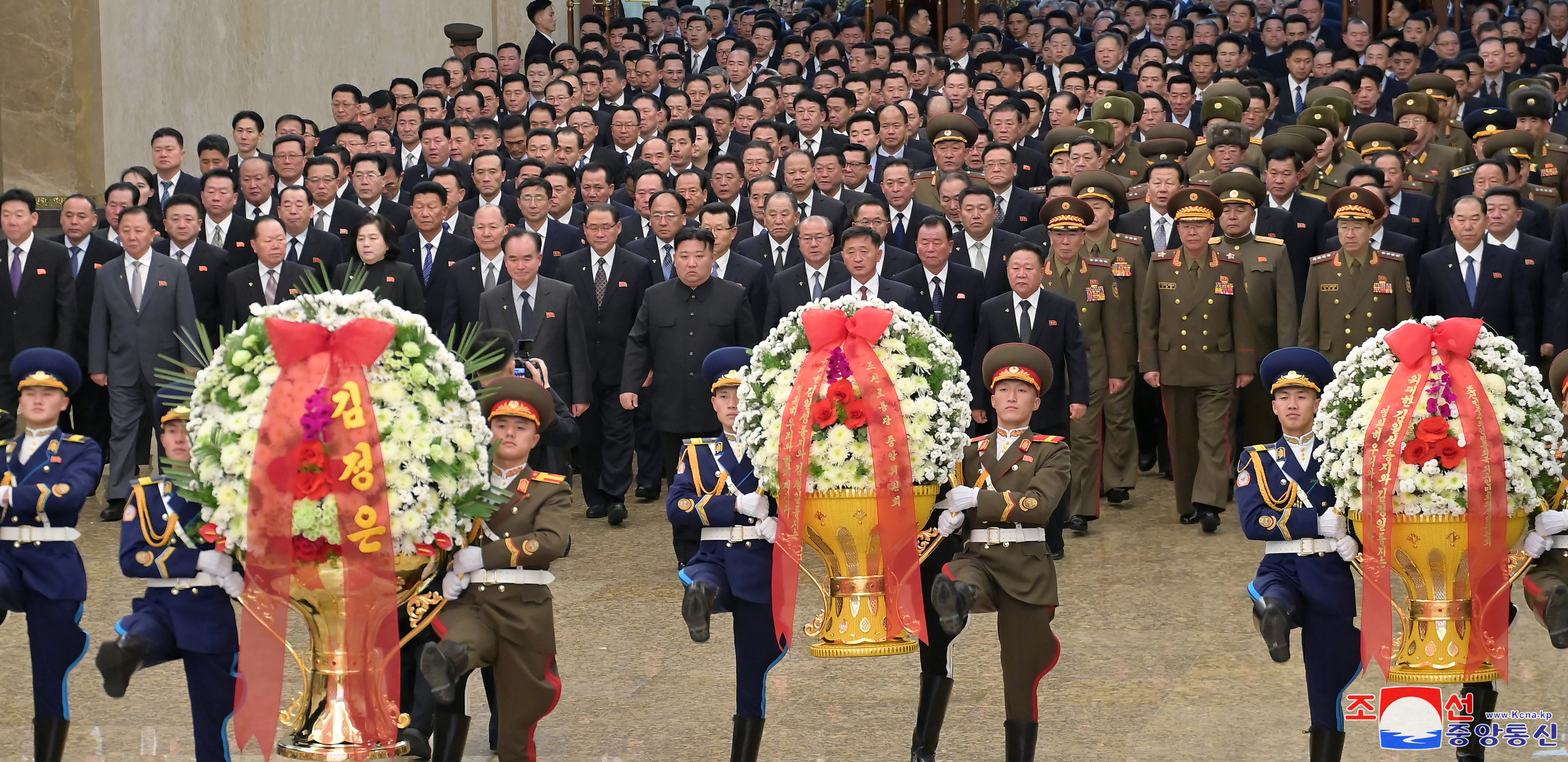 김정은 북한 국무위원장이 김정일 국방위원장 사망 12주기를 맞아 지난 16일 금수산태양궁전을 참배했다고 조선중앙통신이 17일 보도했다. 2023.12.17 평양 조선중앙통신·연합뉴스