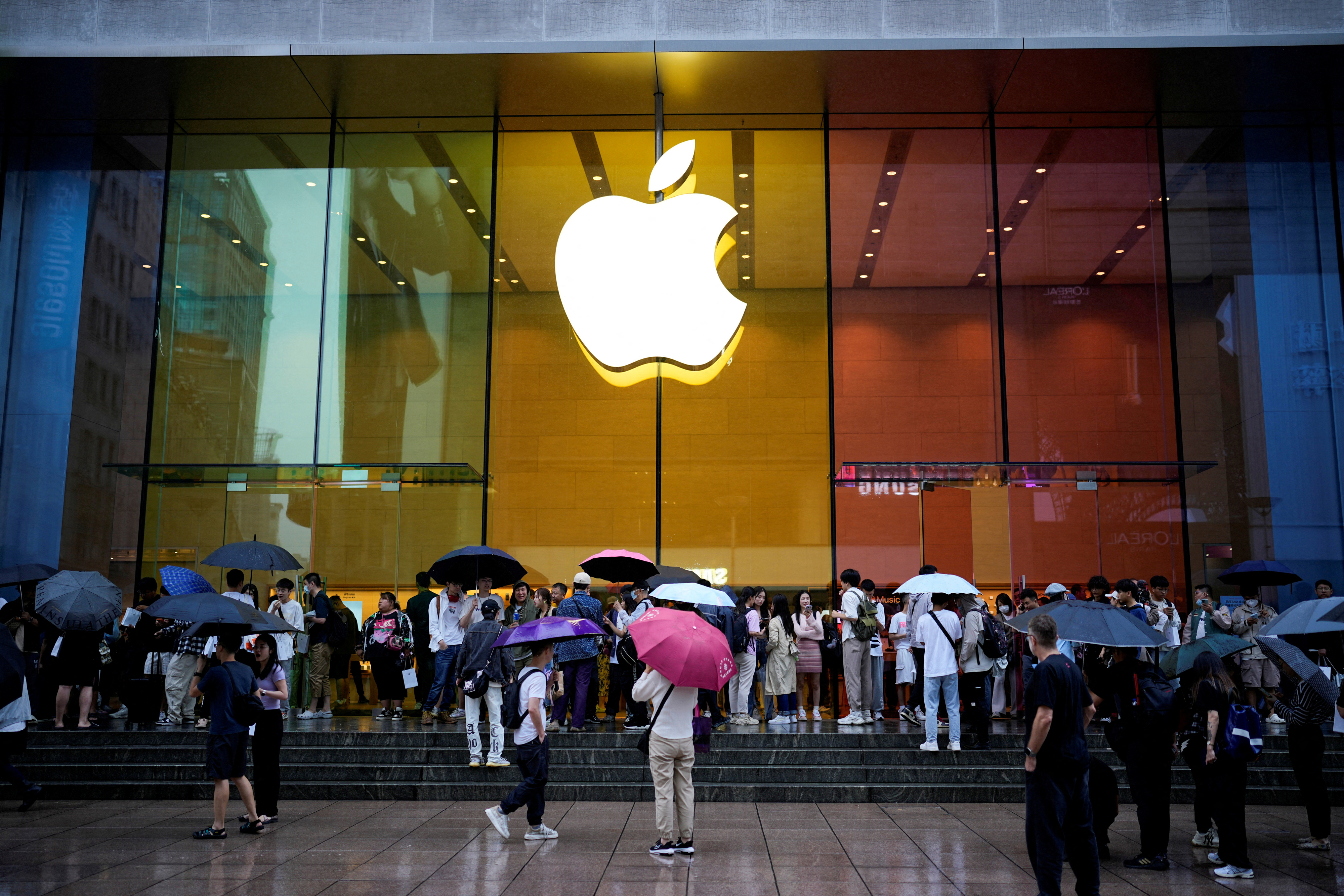 아이폰15 중국 출시 첫날인 22일 오전 상하이의 한 애플스토어 앞에서 중국인들이 기다리는 모습. 로이터 연합뉴스