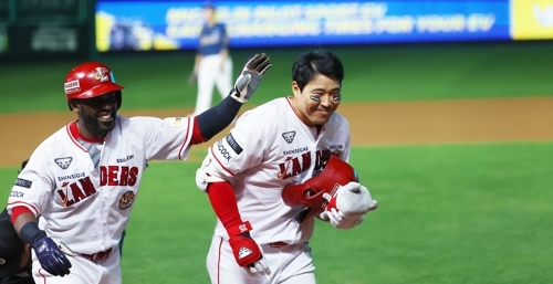 SSG 랜더스 한유섬이 지난 10월 23일 인천 SSG랜더스필드에서 열린 2023 KBO NC 다이노스와의 준플레이오프 2차전에서 투런 홈런을 친 뒤 기예르모 에레디아와 기뻐하고 있다. 연합뉴스