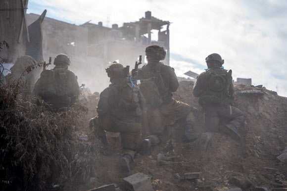이스라엘군 병사들이 17일(현지시간) 가자지구 모처에서 작전을 수행하고 있다. 이스라엘방위군 제공 로이터 연합뉴스