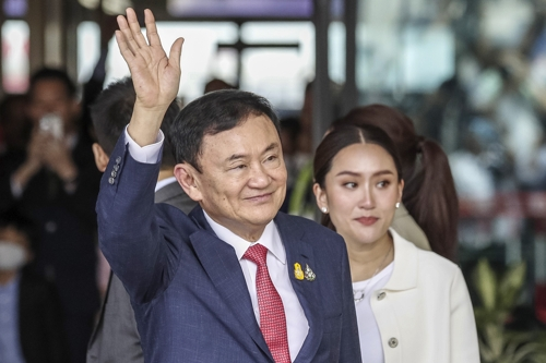 탁신 친나왓 전 태국 총리가 지난 8월 자신의 딸이 이끄는 정당에서 총리를 배출하자 15년간의 해외 망명생활을 끝내고 귀국하며 지지자들의 환영을 받고 있다. 방콩 epa 연합뉴스