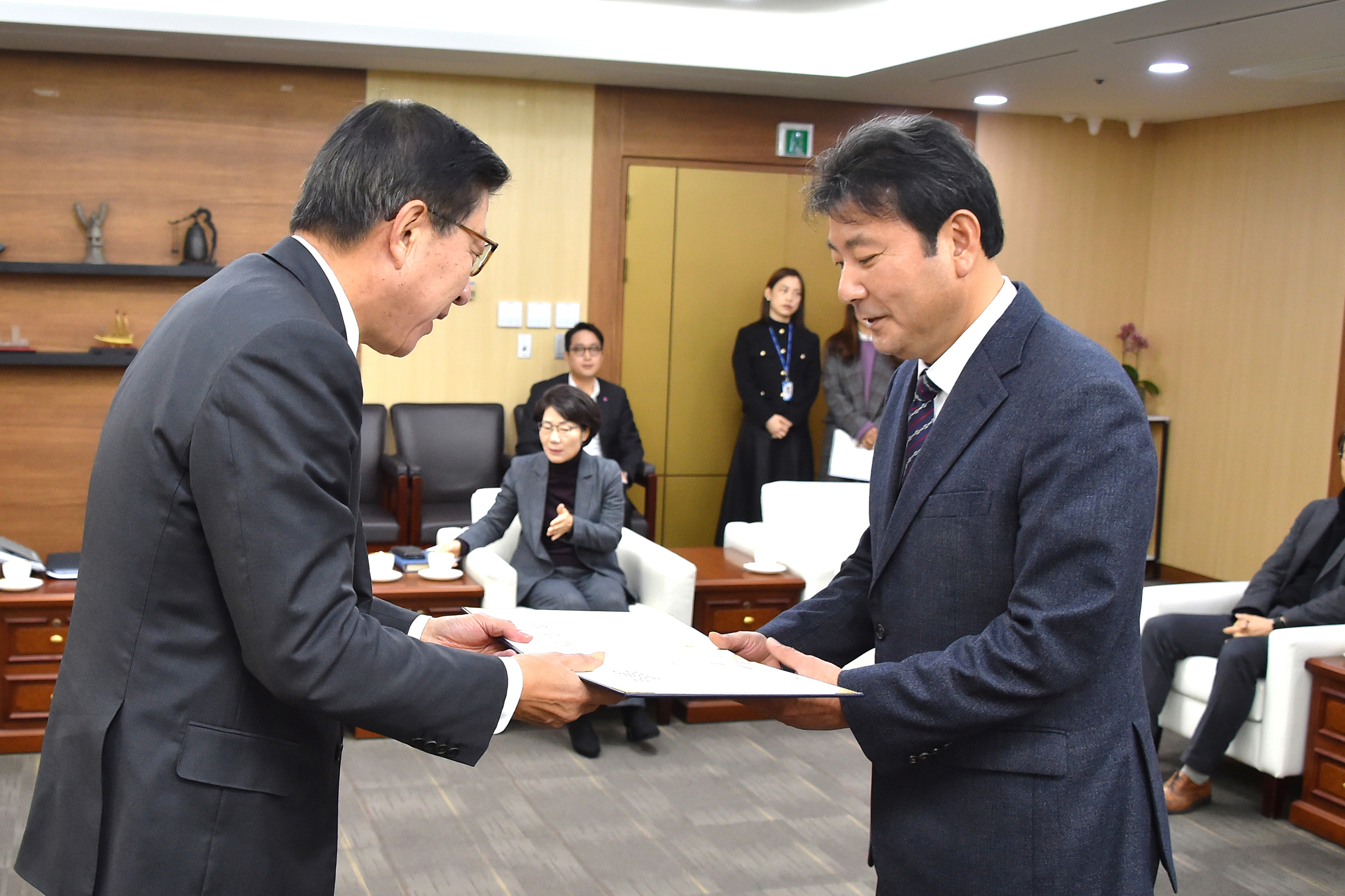 박형준 부산시장(왼쪽이 김태열 부산정보산업진흥원 신임 원장에게 임명장을 수여하고 있다. 부산시 제공