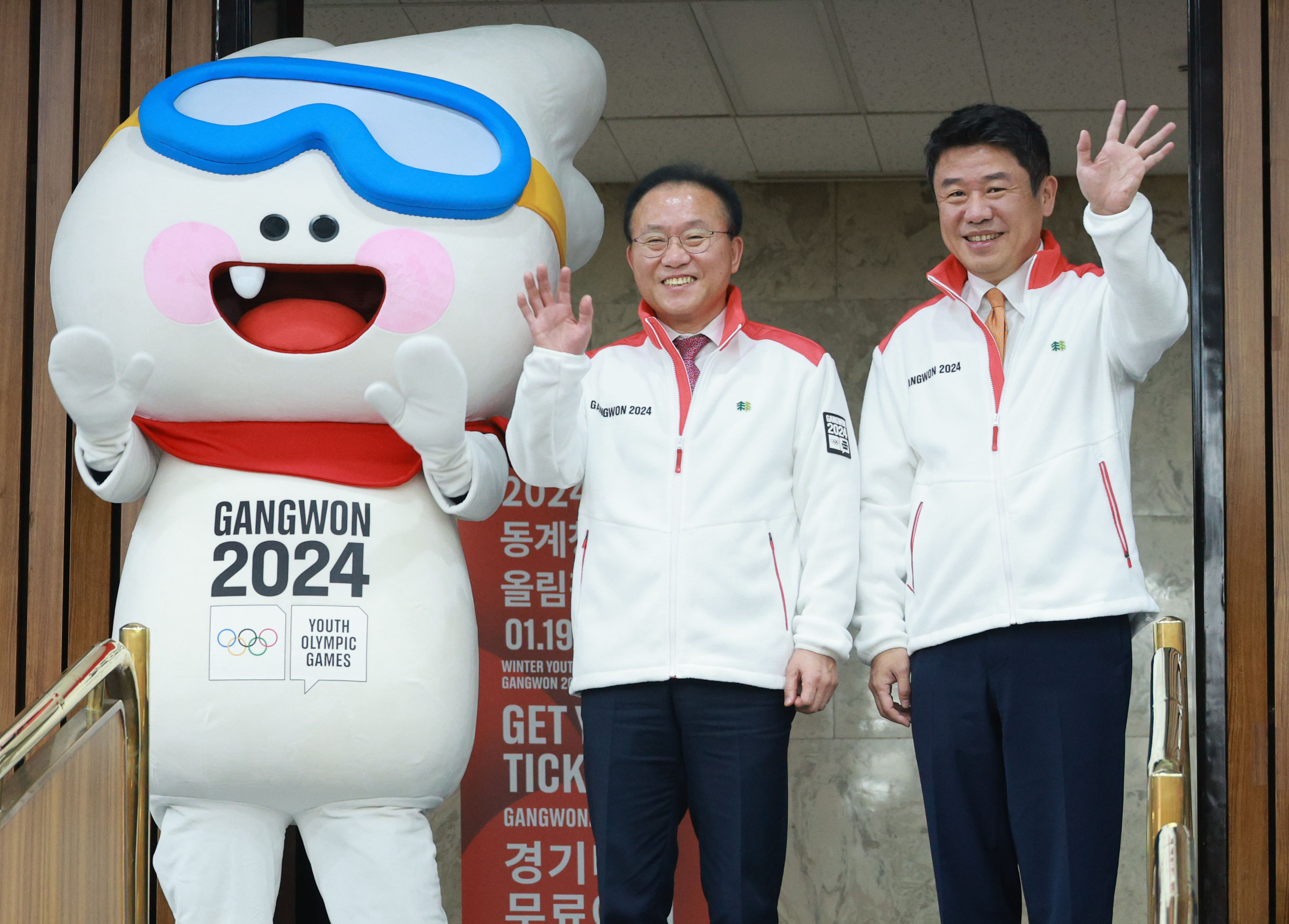 국민의힘 윤재옥 당 대표 권한대행, 유의동 정책위의장이 18일 오전 서울 국회에서 열린 2024강원동계청소년올림픽 당·정 점검 및 협의회의에서 2024 강원 동계청소년올림픽 공식 마스코트인 뭉초와 기념촬영을 하고 있다. 연합뉴스