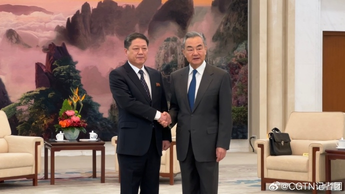베이징서 만난 왕이(오른쪽) 중국 외교부장과 박명호 북한 외무성 부상. CGTN 캡처