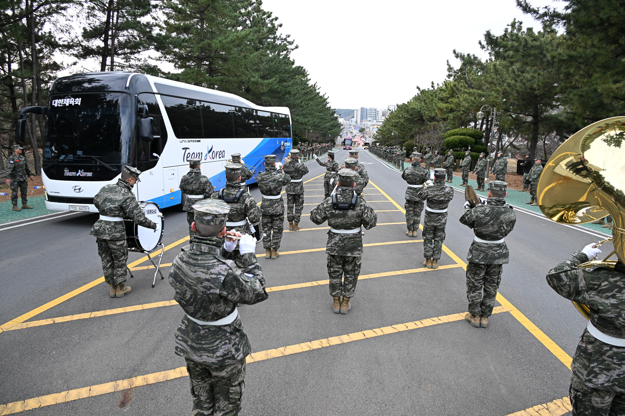 18일 포항 해병대 1사단에서 열린 국가대표 선수단 ‘원 팀 코리아’ 캠프 입소식에 선수단을 태운 버스가 들어서고 있다.  대한체육회 제공