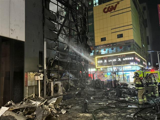 17일 오후 9시1분께 인천시 남동구 논현동 한 호텔 주차장에서 불이 났다는 신고가 접수돼 소방당국은 대응 2단계를 발령하고 진화 작업 1시간29분 뒤인 오후 10시30분께 불을 모두 껐다.  2023.12.17 인천소방본부 제공