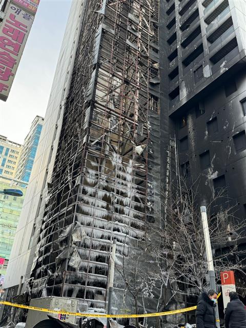 18일 오전 인천 논현동의 한 호텔이 화재로 검게 그을려 있다. 전날 호텔의 기계식 주자창에서 발생한 이 화재로 2명이 중상을, 54명이 경상을 입었다. 경찰과 소방은 이날 정확한 화재 원인과 피해 규모 파악을 위해 관계기관 합동 감식을 진행한다. 2023.12.18 뉴스1