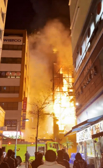 17일 인천 공단소방서 등에 따르면 이날 오후 9시 2분께 인천시 남동구 논현동 지하 3층, 지상 18층짜리 호텔에서 불이 났다. 소방당국은 오후 9시 18분께 인접한 5∼6곳의 소방서에서 인력과 장비를 동원하는 대응 2단계를 발령하고 진화를 벌이고 있다. 2023.12.17 연합뉴스