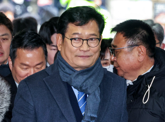 더불어민주당 전당대회 돈봉투 살포 의혹의 정점으로 지목된 송영길 전 민주당 대표가 18일 오전 서울 서초구 서울중앙지방법원에서 열리는 구속 전 피의자심문(영장실질심사)에 출석하고 있다.  송 전 대표는 민주당 전당대회를 앞둔 2021년 3∼4월 국회의원 교부용 돈봉투 20개를 포함해 총 6천650만원을 민주당 국회의원, 지역본부장들에게 살포하는 과정에 개입한 혐의를 받는다. 2023.12.18  연합뉴스