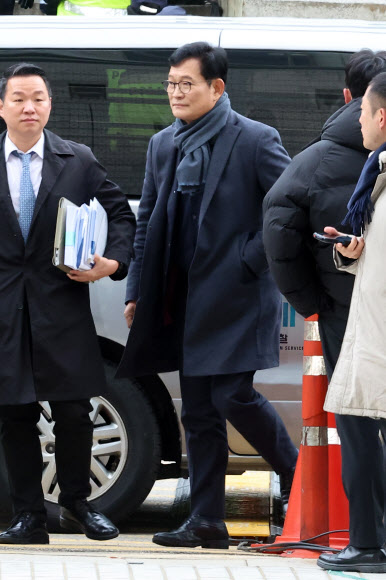 더불어민주당 전당대회 돈 봉투 살포 의혹을 받고 있는 송영길 전 민주당 대표가 18일 오전 서울 서초구 서울중앙지방법원에서 열리는 구속 전 피의자 심문(영장실질심사)에 출석하고 있다. 2023.12.18  연합뉴스