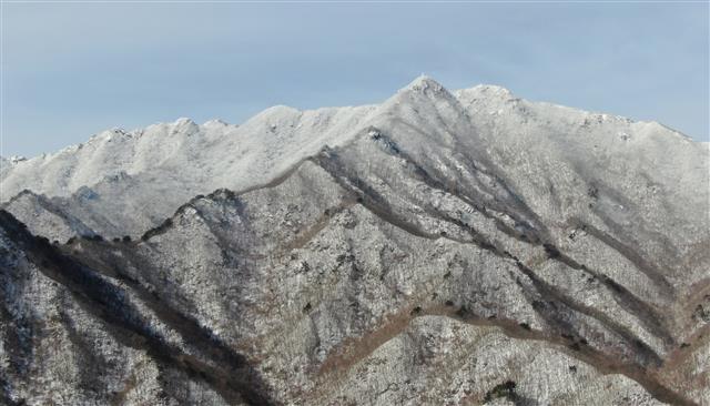 매서운 한파가 찾아온 18일 경남 거창군 북상면 월성리 남덕유산 정상 부근에 밤사이 내린 눈으로 상고대가 피어 있다.  2023.12.18 거창군 제공