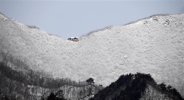 매서운 한파가 찾아온 18일 경남 거창군 북상면 월성리 남덕유산 정상 부근에 밤사이 내린 눈으로 상고대가 피어 있다. 2023.12.18 거창군 제공