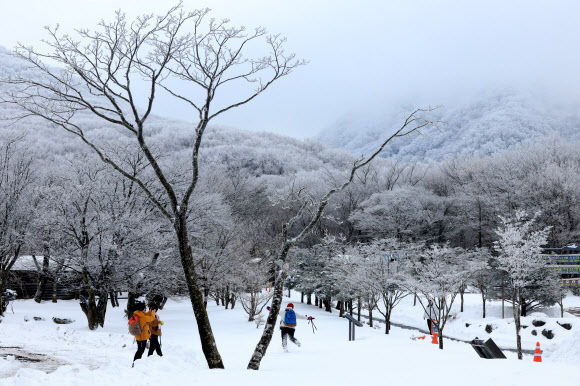 18일 오전 제주 한라산 어리목탐방안내소를 찾은 이들이 폭설이 만들어낸 절경을 감상하고 있다. 2023.12.18  연합뉴스