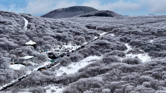 18일 오전 제주 한라산 1100고지를 찾은 탐방객들이 대설이 만들어낸 절경을 감상하고 있다. 2023.12.18  연합뉴스