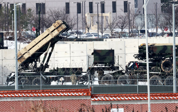 북한이 동해상으로 대륙간탄도미사일(ICBM)을 발사한 18일 경기도 평택시 캠프 험프리스에 패트리엇 미사일이 배치돼 있다. 2023.12.18  연합뉴스