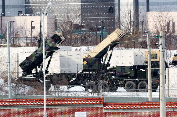 북한이 동해상으로 대륙간탄도미사일(ICBM)을 발사한 18일 경기도 평택시 캠프 험프리스에 패트리엇 미사일이 배치돼 있다. 2023.12.18  연합뉴스