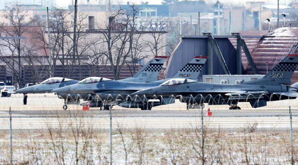 북한이 동해상으로 대륙간탄도미사일(ICBM)을 발사한 18일 경기도 평택시 주한미공군 오산기지에 F-16 전투기들이 이륙 대기를 하고 있다. 2023.12.18  연합뉴스