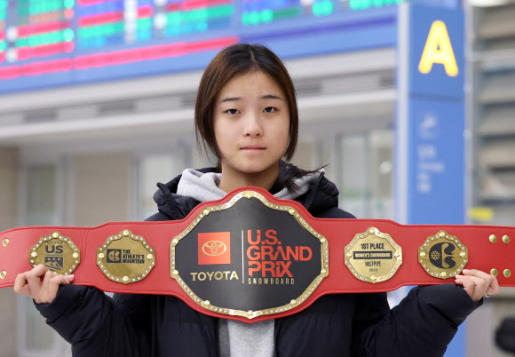 미국 콜로라도주 코퍼 마운틴에서 열린 2023~2024 FIS 스노보드 월드컵 여자 하프파이프 결선에서 92.75점을 받아 금메달을 획득한 스노보드 최가온이 18일 오후 인천국제공항 제2여객터미널을 통해 귀국해 우승 메달을 들어 보이고 있다. 2023.12.18. 뉴시스